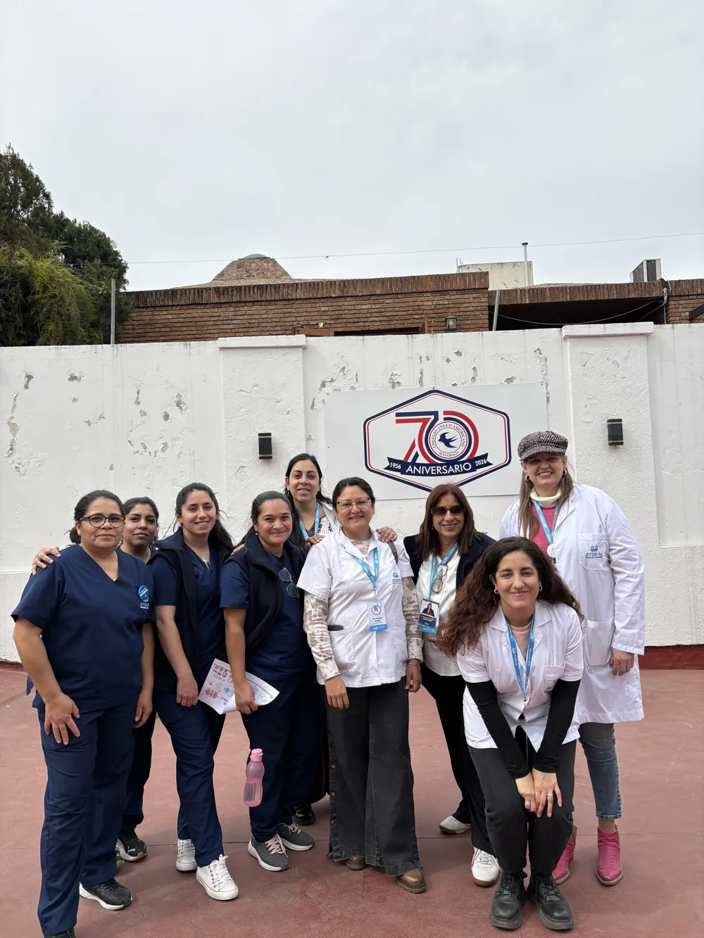 El equipo de Aterym Alta Gracia en el patio del Colegio Anglo Americano de Alta Gracia durante la jornada del proyecto