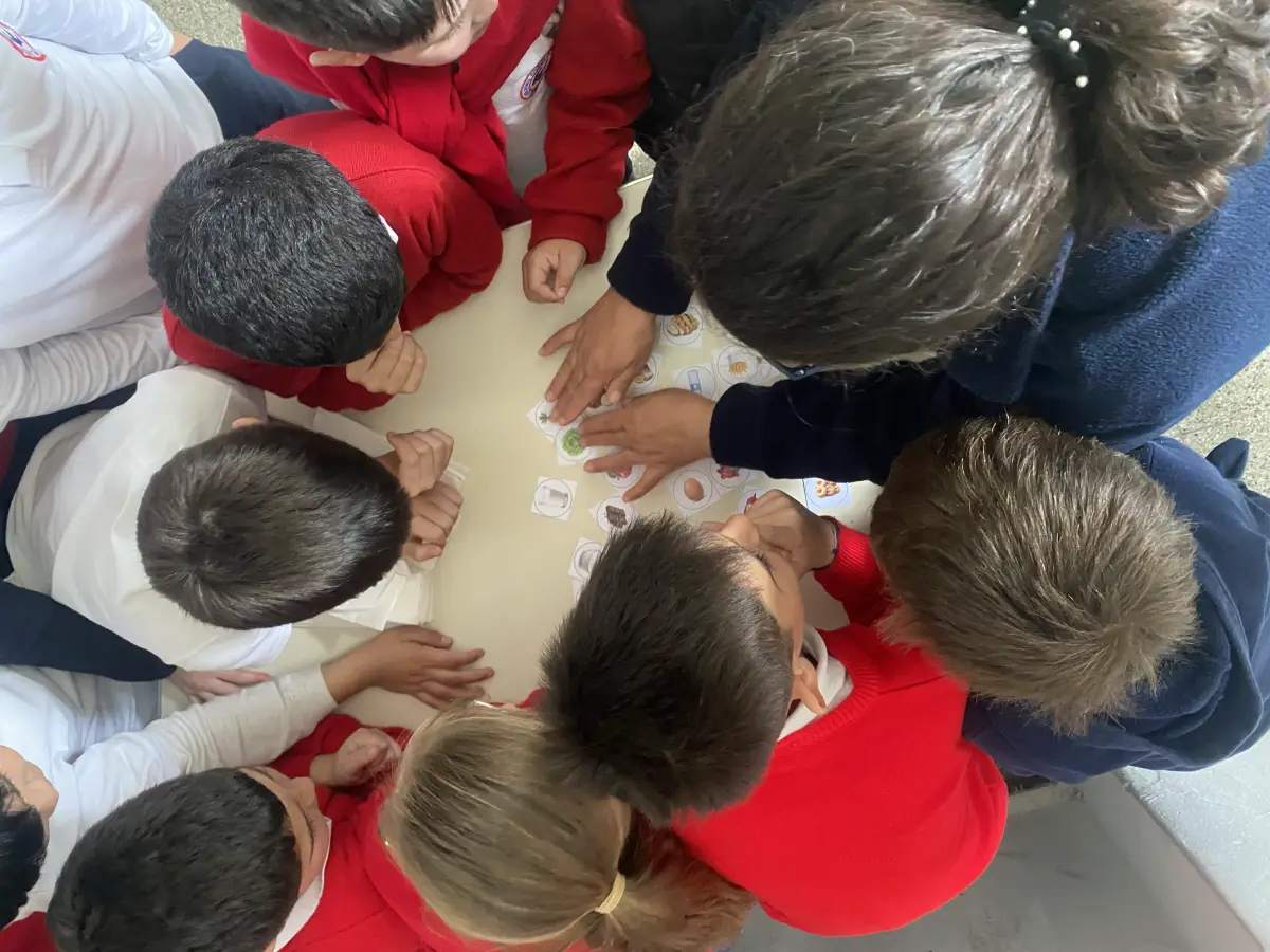 Niños de primaria participan en un juego didáctico sobre alimentación saludable durante el taller de Aterym Alta Gracia