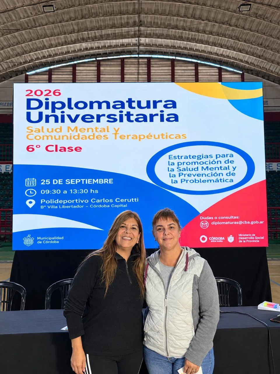 Las licenciadas Laura Rodríguez y Karina Bazán, del equipo psicosocial de Aterym Alta Gracia, en la Diplomatura Universitaria en Salud Mental y Comunidades Terapéuticas