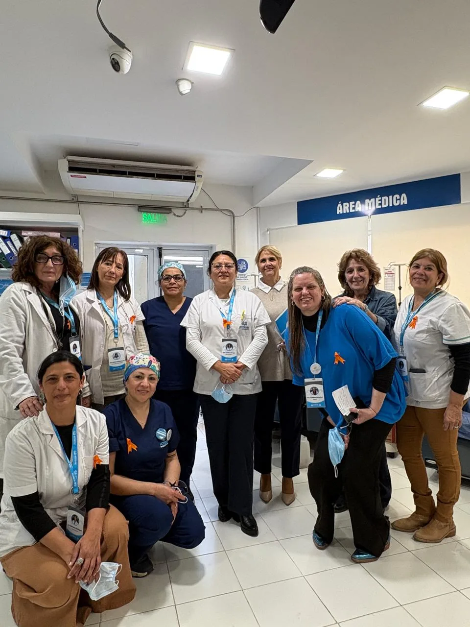 Equipo de Aterym Alta Gracia junto a Silvia Juncos, del ITAES, durante la visita en el área médica