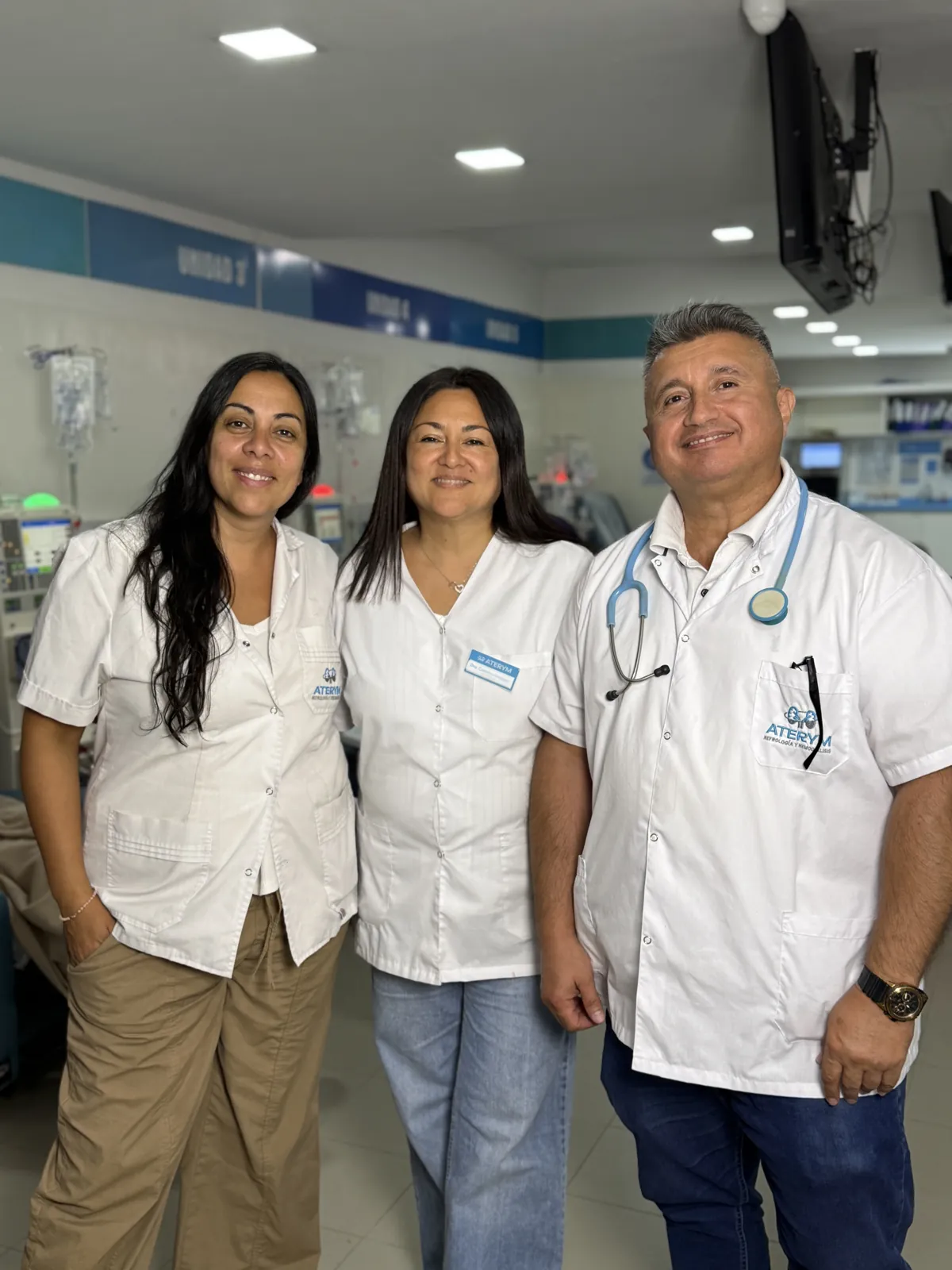 Equipo nefrológico de Aterym Alta Gracia en la sala de hemodiálisis