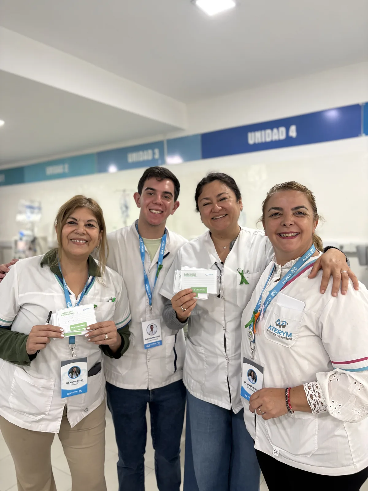 Integrantes del equipo psicosocial de Aterym Alta Gracia con las tarjetas Cuido mi salud mental cuando