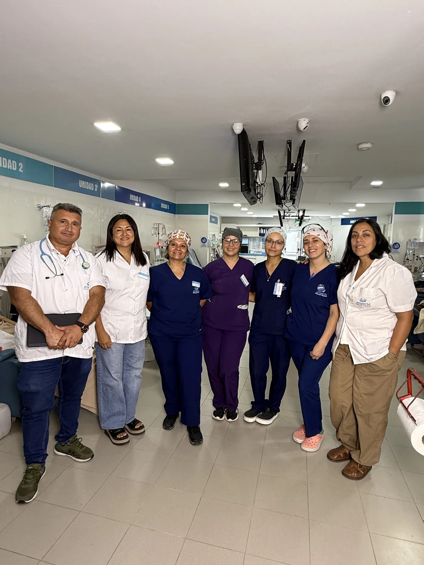 Equipo de Aterym Alta Gracia en la sala de hemodiálisis